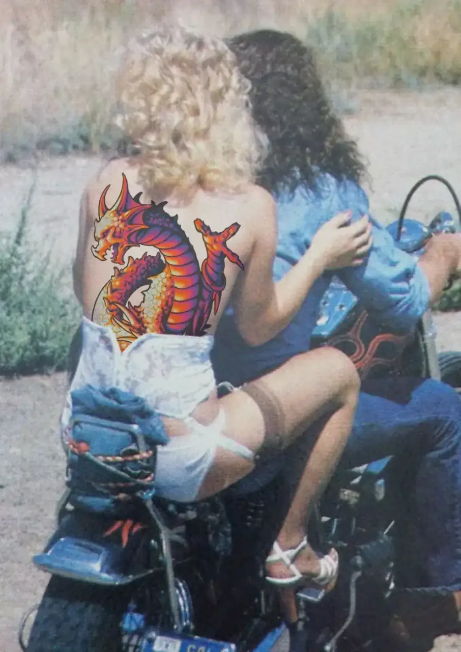 Diseño de María Vera mostrado en mockup sobre una fotografía de archivo: dos mujeres sobre una moto; la espalda de una de ellas la ocupa un dragón naranja y rojo.